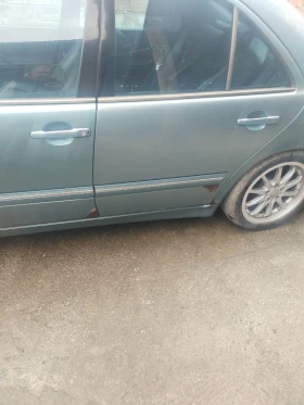 Mercedes-Benz E 320 W 210, снимка 3