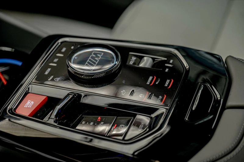 BMW M5 4.4 V8 Hybrid/Керамика/Bower&Wilkins/HuD/Обдухване, снимка 10 - Автомобили и джипове - 51637579