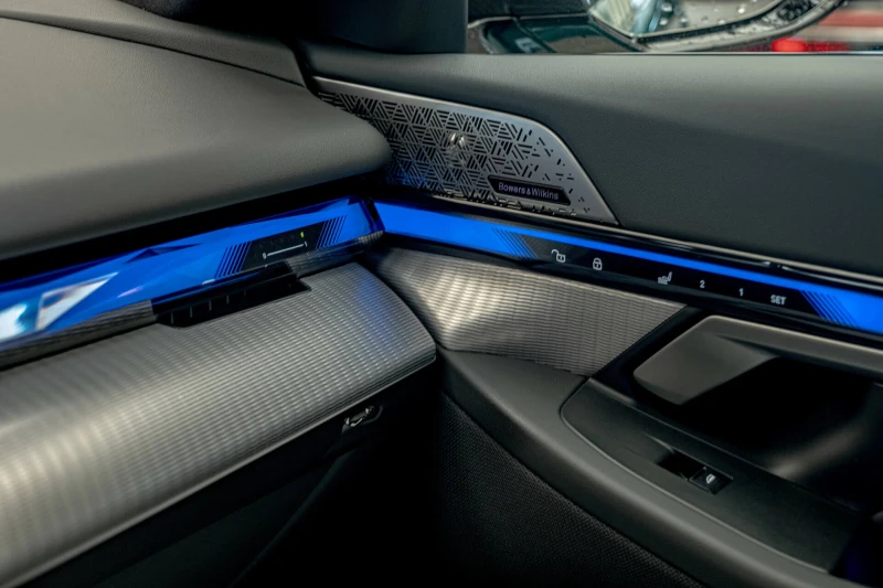 BMW M5 4.4 V8 Hybrid/Керамика/Bower&Wilkins/HuD/Обдухване, снимка 16 - Автомобили и джипове - 51637579