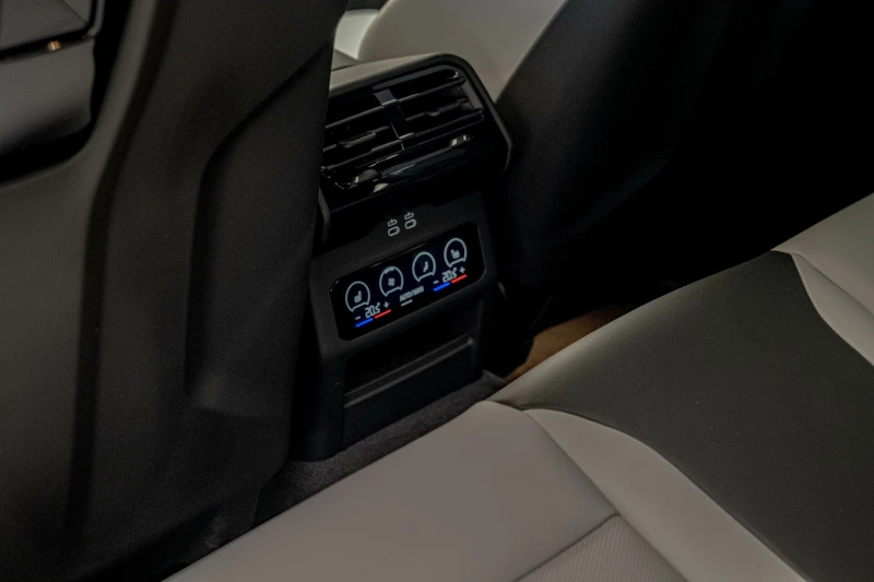 BMW M5 4.4 V8 Hybrid/Керамика/Bower&Wilkins/HuD/Обдухване, снимка 9 - Автомобили и джипове - 51637579