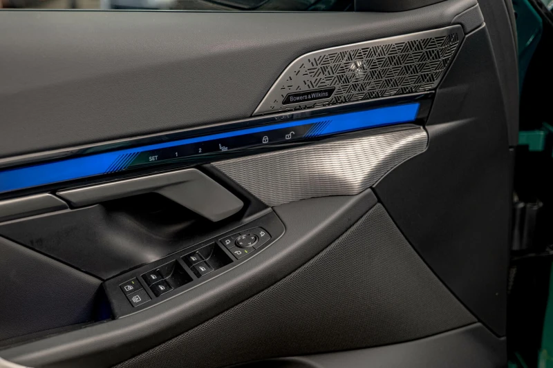 BMW M5 4.4 V8 Hybrid/Керамика/Bower&Wilkins/HuD/Обдухване, снимка 7 - Автомобили и джипове - 51637579