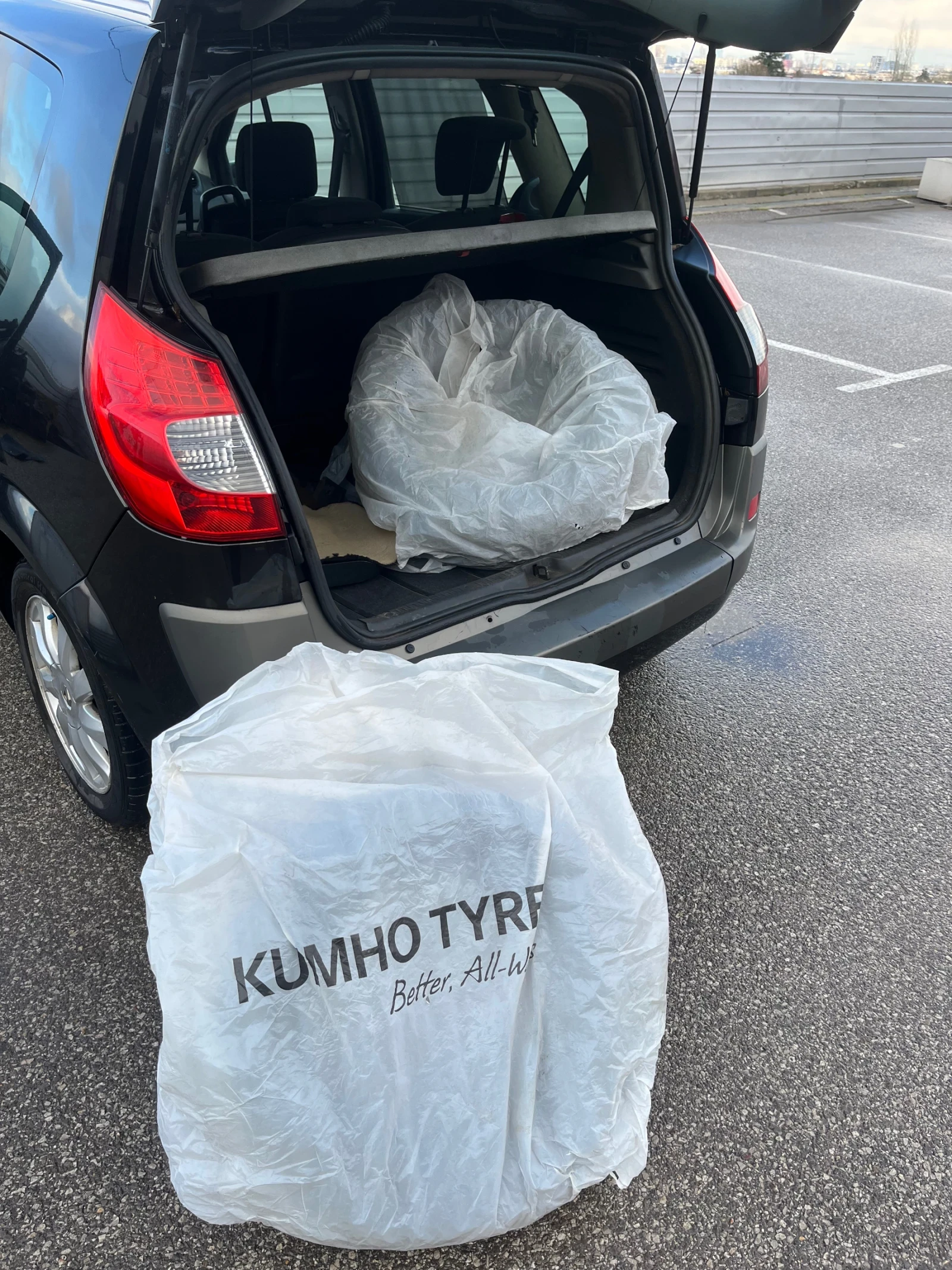 Renault Scenic 1.5 dCi, снимка 11 - Автомобили и джипове - 54001086