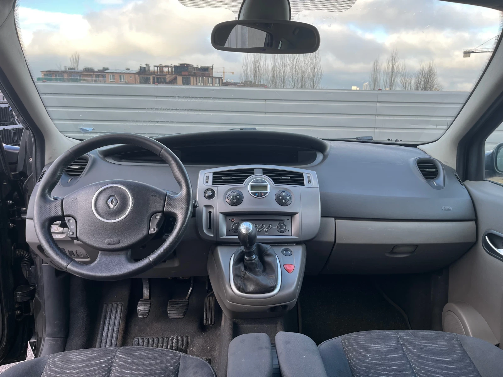 Renault Scenic 1.5 dCi, снимка 9 - Автомобили и джипове - 54001086