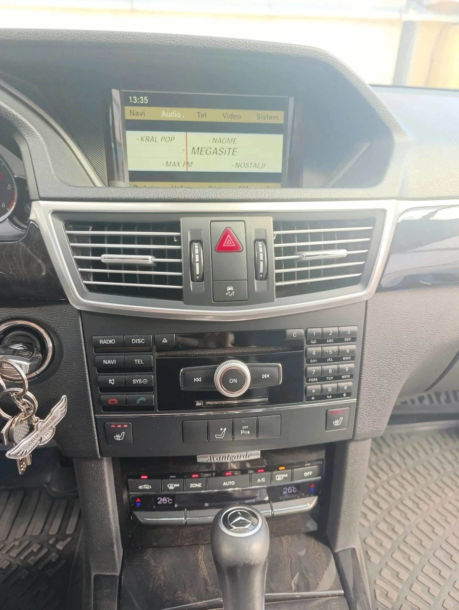 Mercedes-Benz E 250 BlueEFFICIENCY, снимка 12 - Автомобили и джипове - 54334219