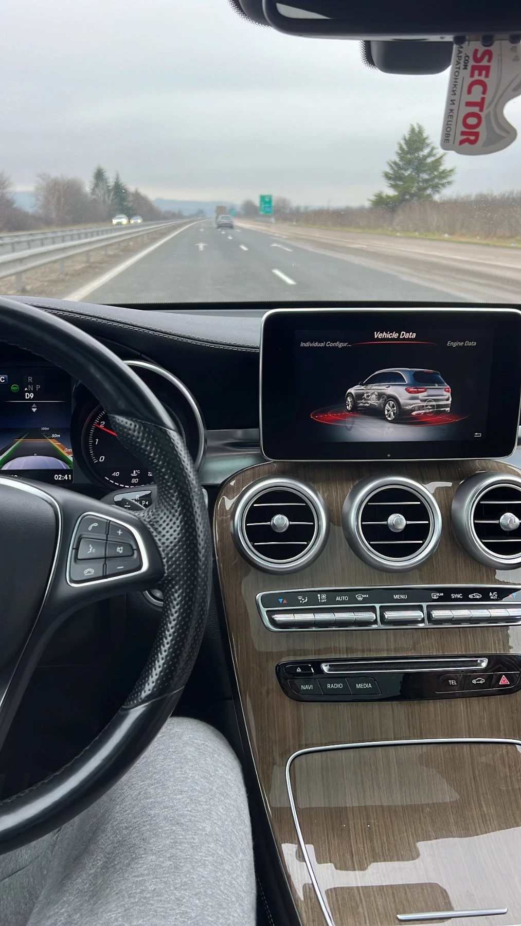 Mercedes-Benz GLC 300 4 MATIC* 360 камери* панорама* keyless* burmester*, снимка 15 - Автомобили и джипове - 54562926