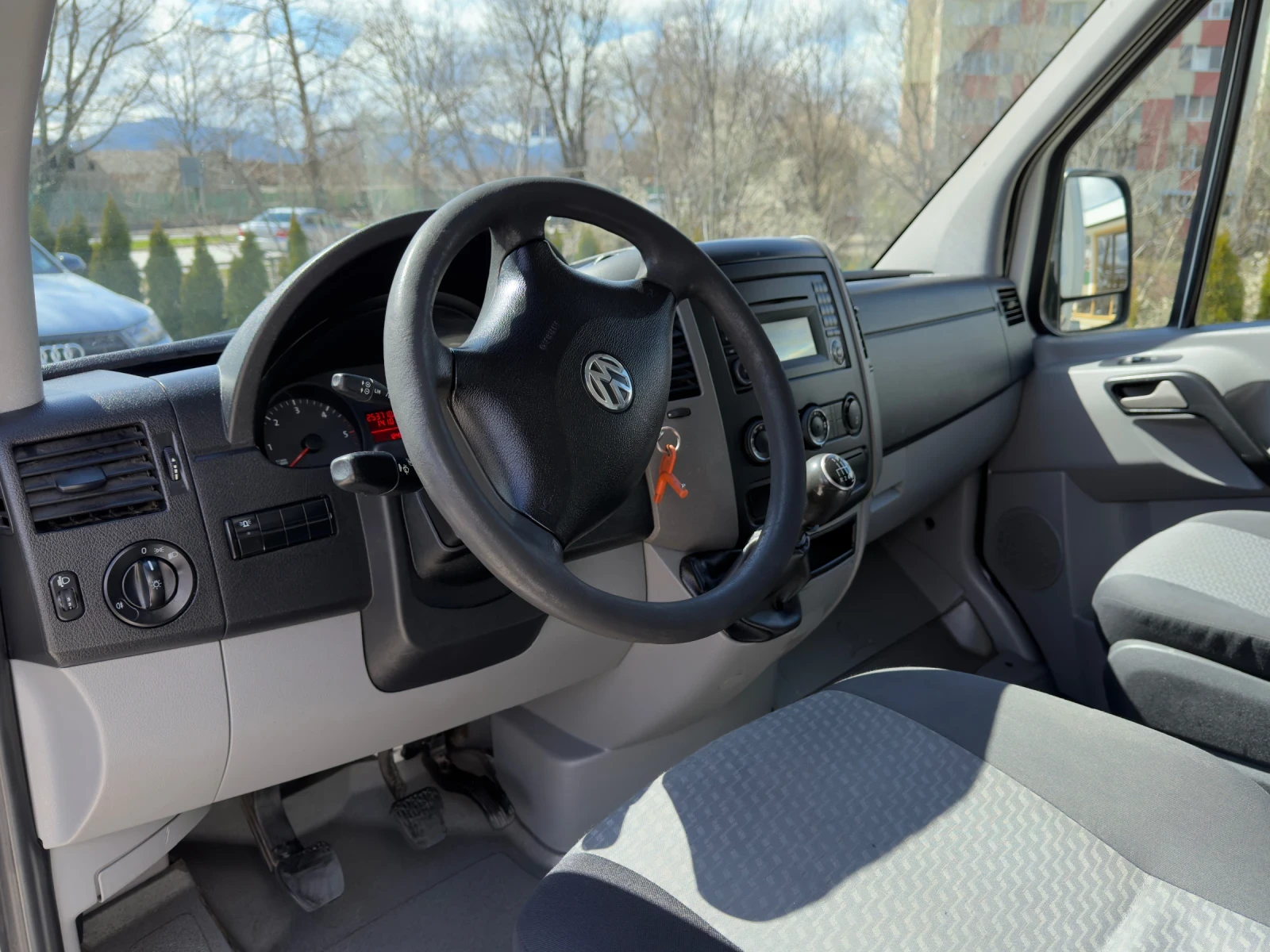 VW Crafter 2.0TDI/Климатик/Падащ борд/, снимка 8 - Бусове и автобуси - 54009287