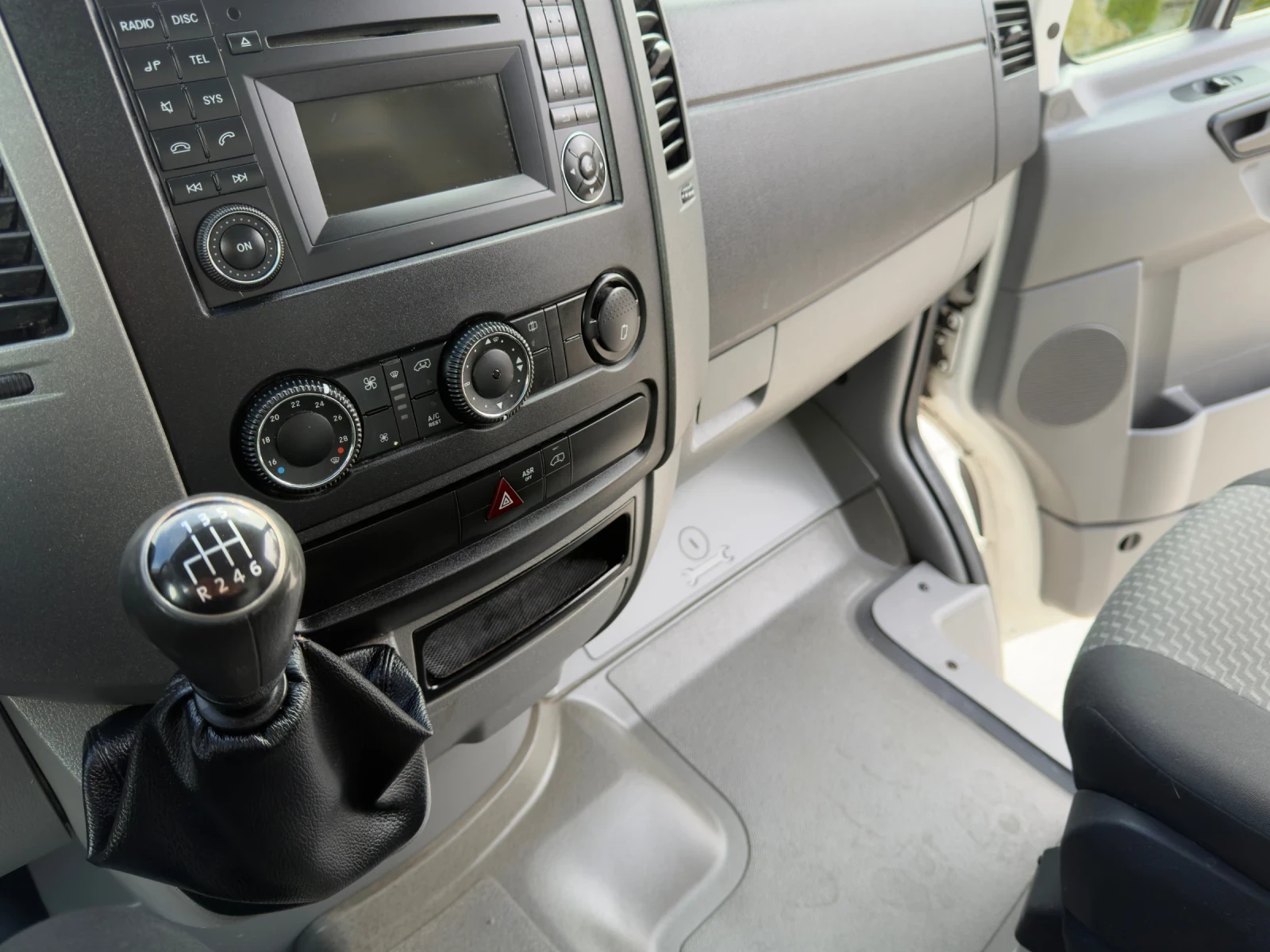 VW Crafter 2.0TDI/Климатик/Падащ борд/, снимка 10 - Бусове и автобуси - 54009287