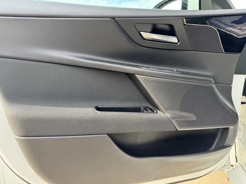 Jaguar XE 2.0d PURE / 4x4, снимка 12 - Автомобили и джипове - 50387468