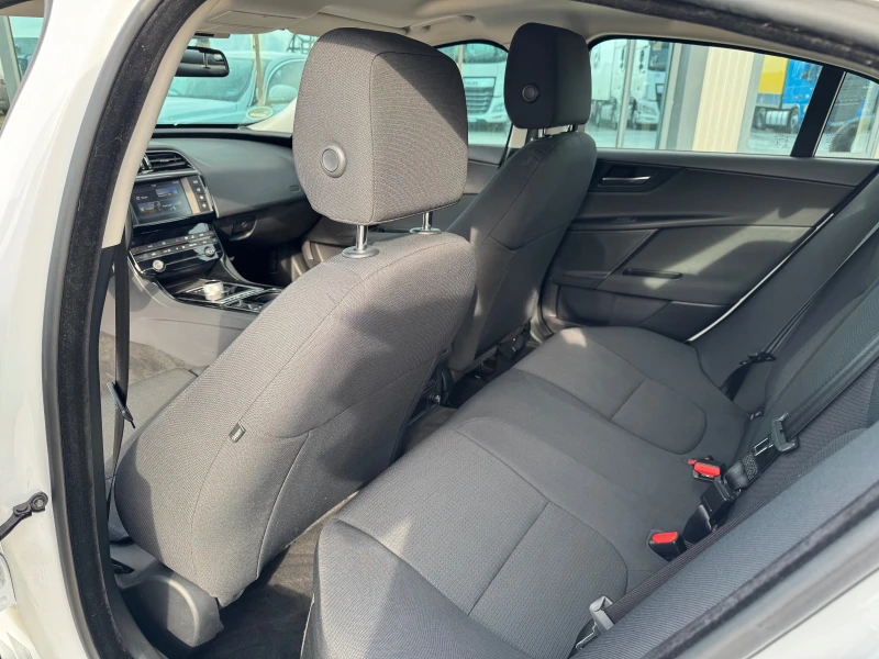 Jaguar XE 2.0d PURE / 4x4, снимка 11 - Автомобили и джипове - 50387468