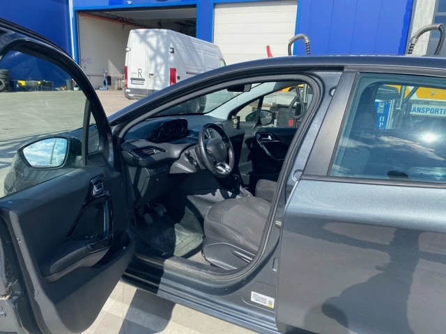 Peugeot 208, снимка 12 - Автомобили и джипове - 54104649