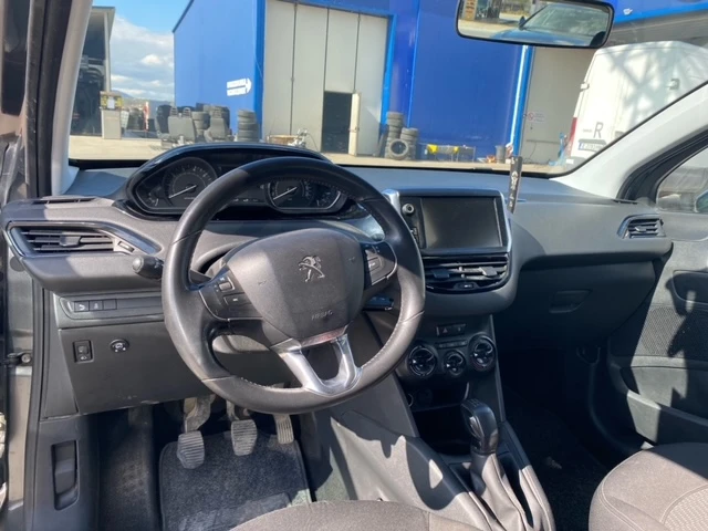 Peugeot 208, снимка 14 - Автомобили и джипове - 54104649