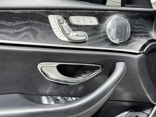 Mercedes-Benz E 300 E 300 4MATIC | Burmester | Panorama | Distronic | , снимка 11 - Автомобили и джипове - 55200152