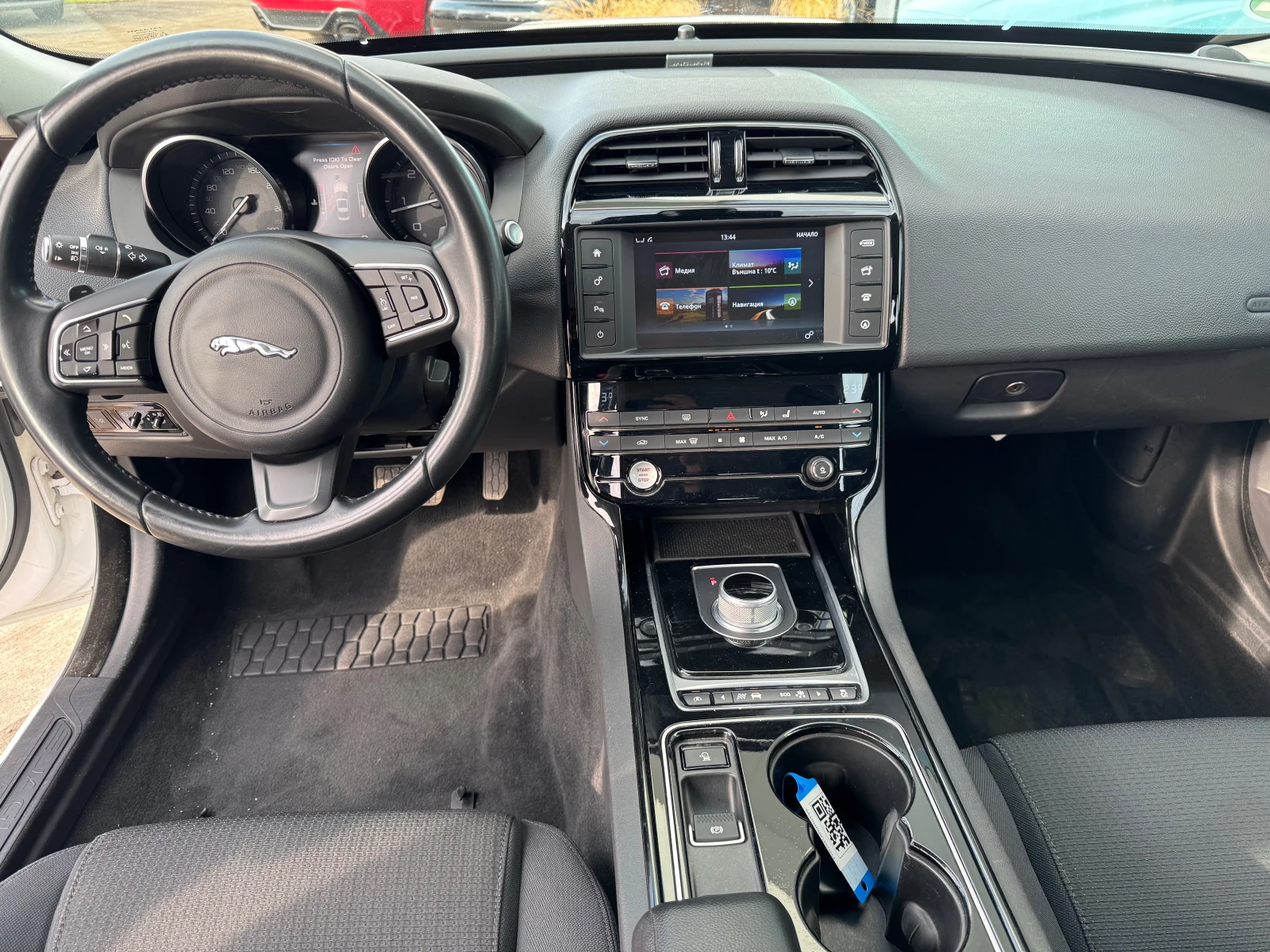 Jaguar XE 2.0d PURE / 4x4 - изображение 10