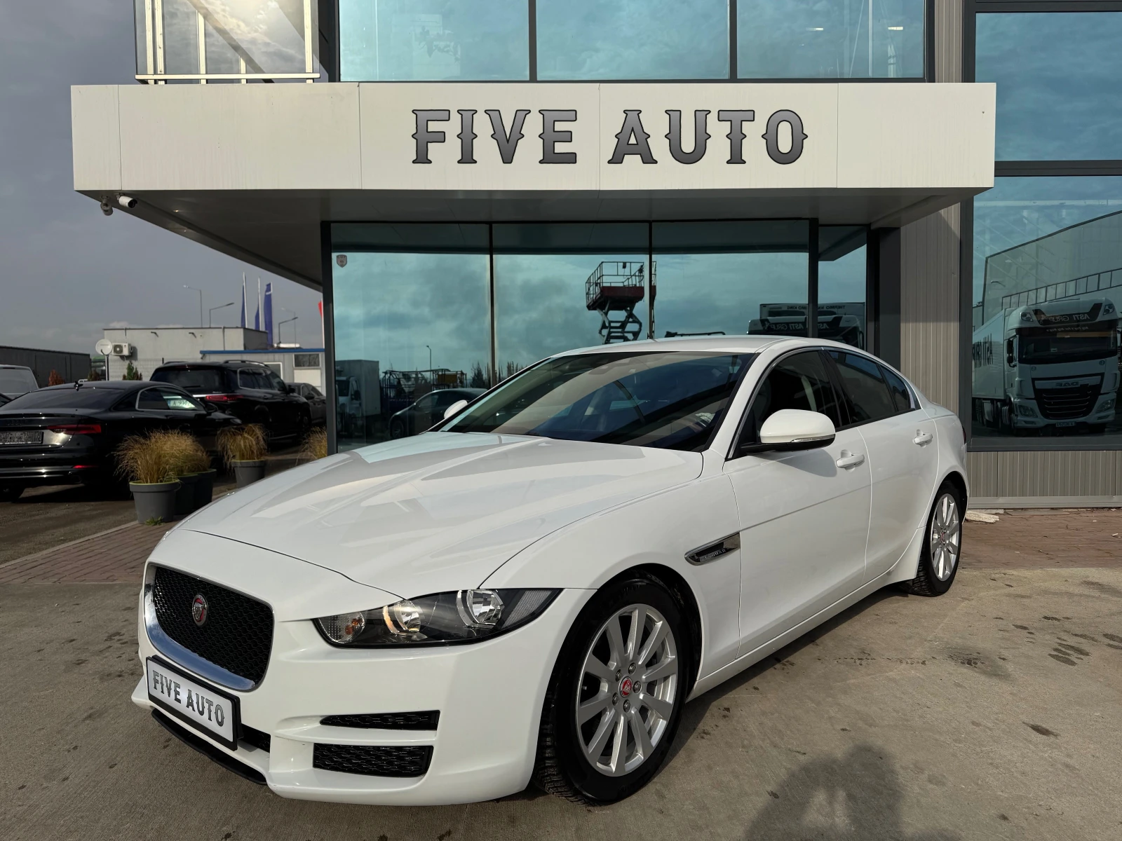 Jaguar XE 2.0d PURE / 4x4 - изображение 3