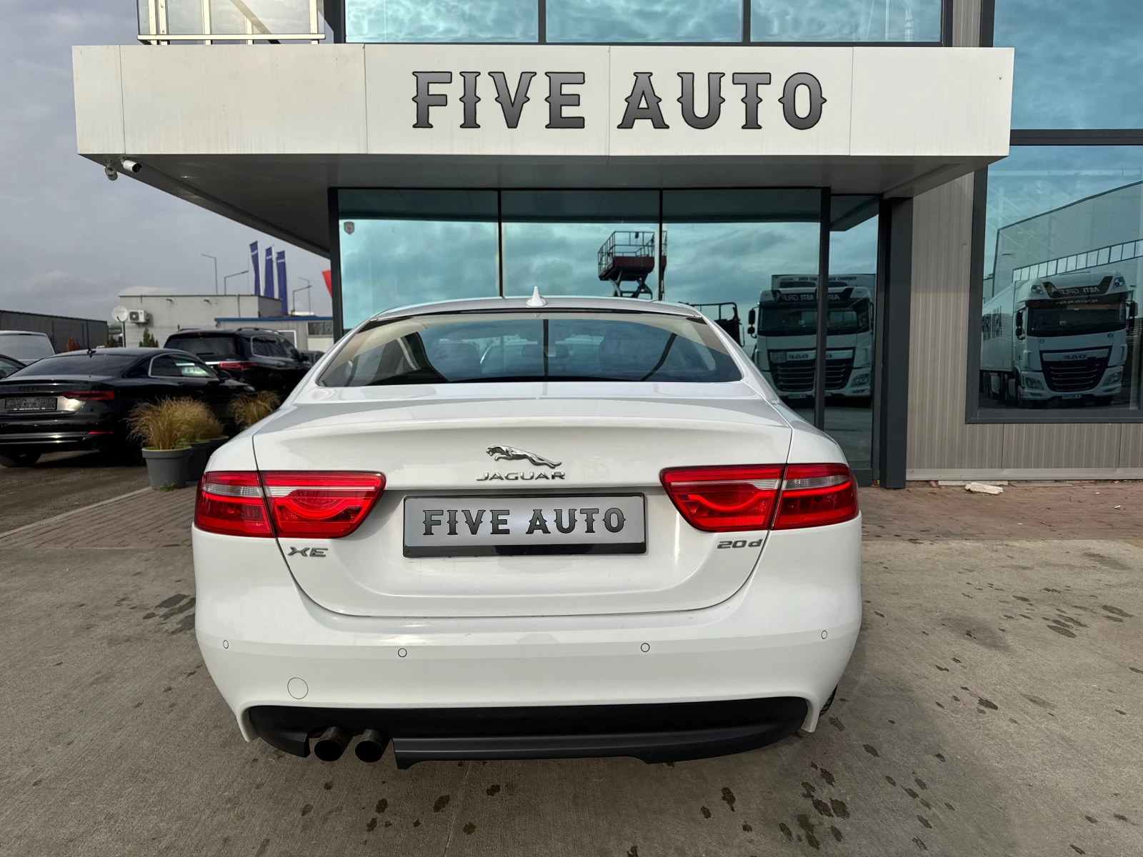 Jaguar XE 2.0d PURE / 4x4 - изображение 6