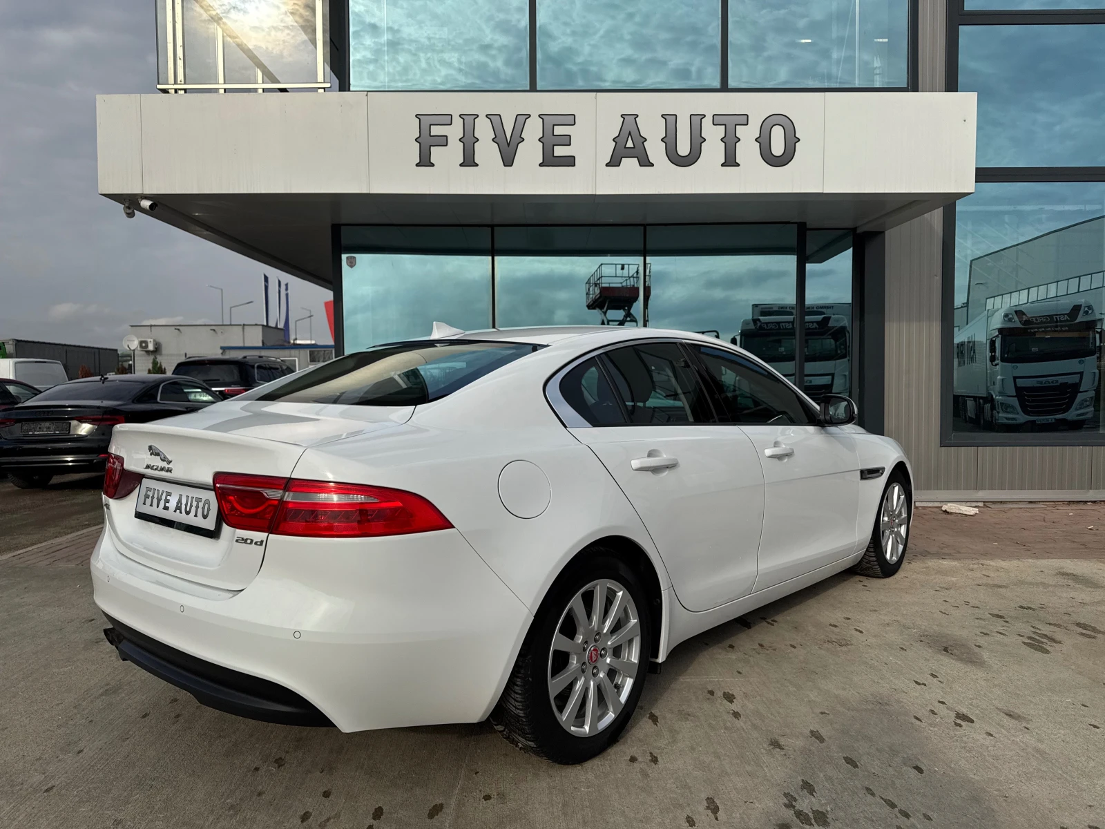 Jaguar XE 2.0d PURE / 4x4 - изображение 5