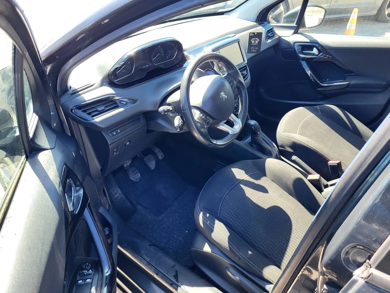 Peugeot 208 1.2i, снимка 8 - Автомобили и джипове - 54104649