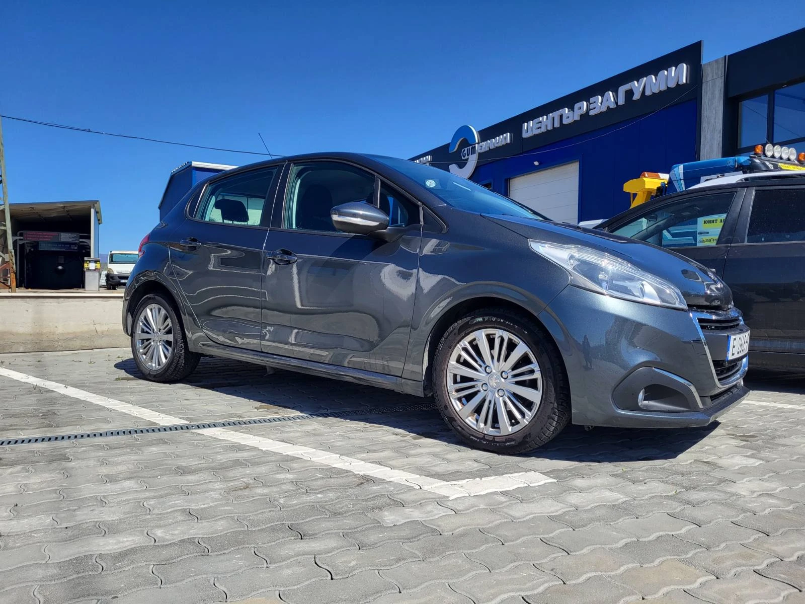 Peugeot 208 1.2i, снимка 3 - Автомобили и джипове - 54104649