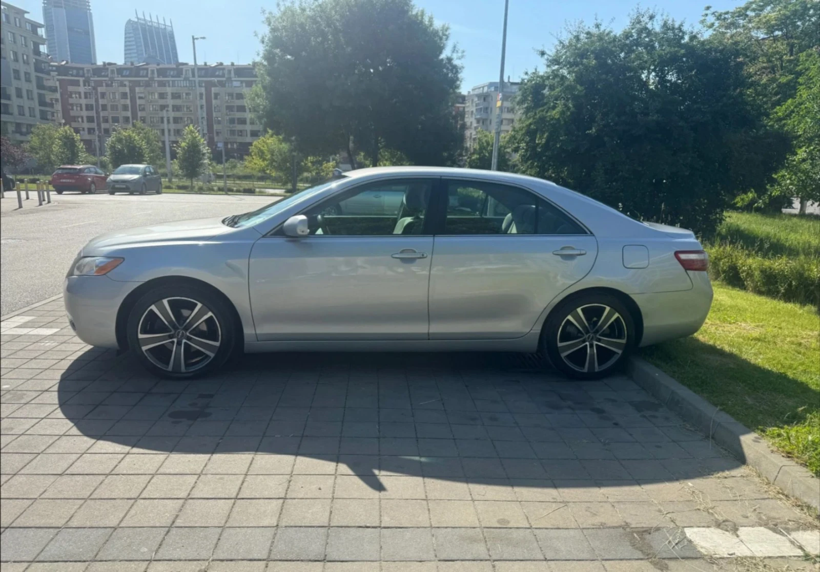 Toyota Camry LE, снимка 4 - Автомобили и джипове - 54749328