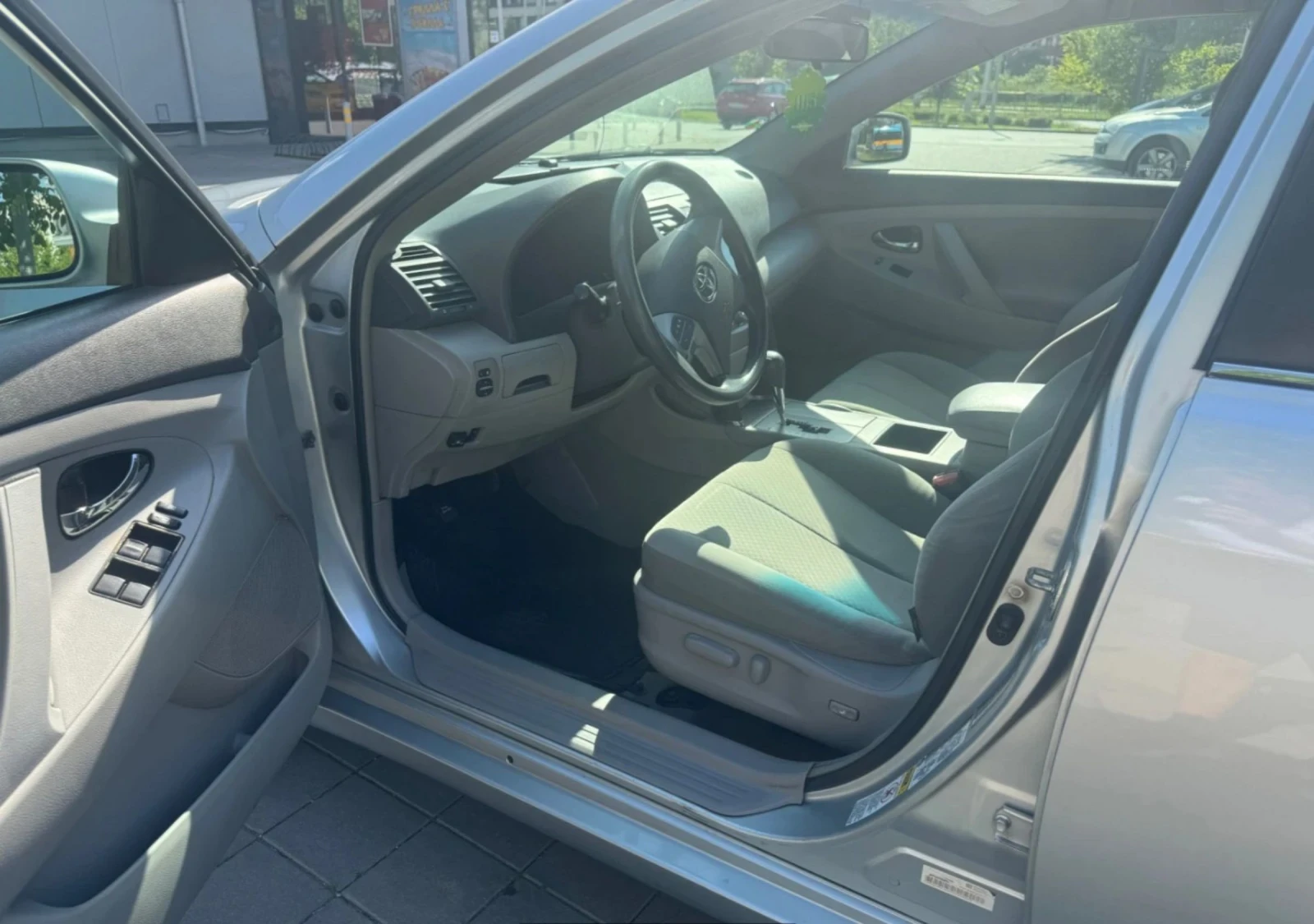 Toyota Camry LE, снимка 9 - Автомобили и джипове - 54749328