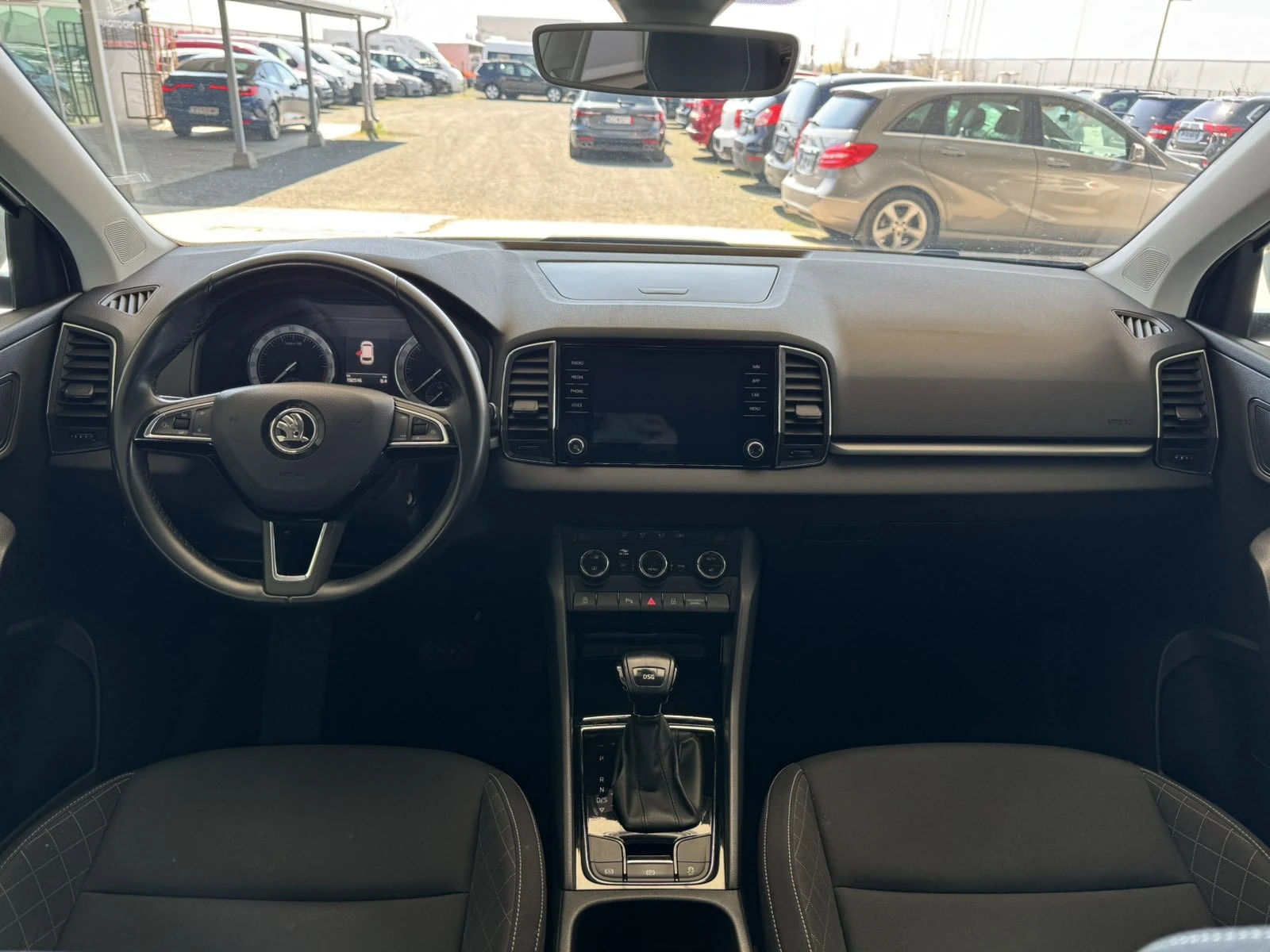 Skoda Karoq 116ps* DSG* DISTRONIC* НАВИ* КОЖА* , снимка 11 - Автомобили и джипове - 54105830