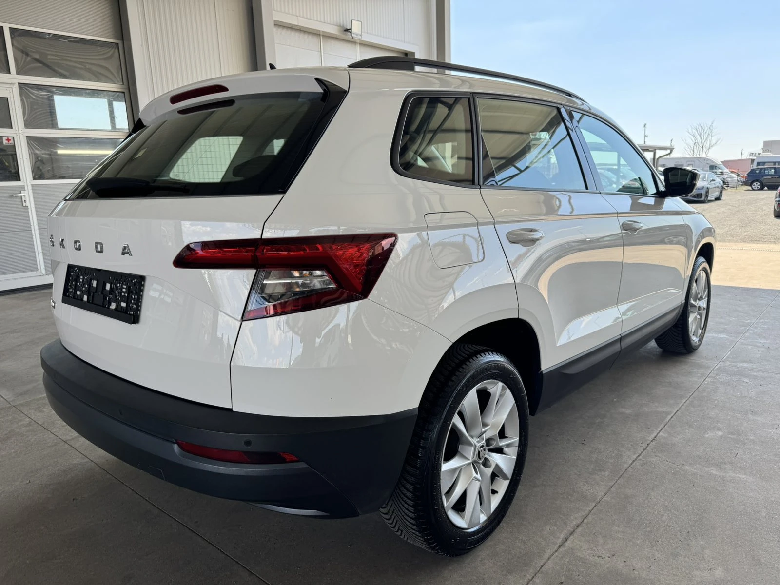 Skoda Karoq 116ps* DSG* DISTRONIC* НАВИ* КОЖА* , снимка 5 - Автомобили и джипове - 54105830