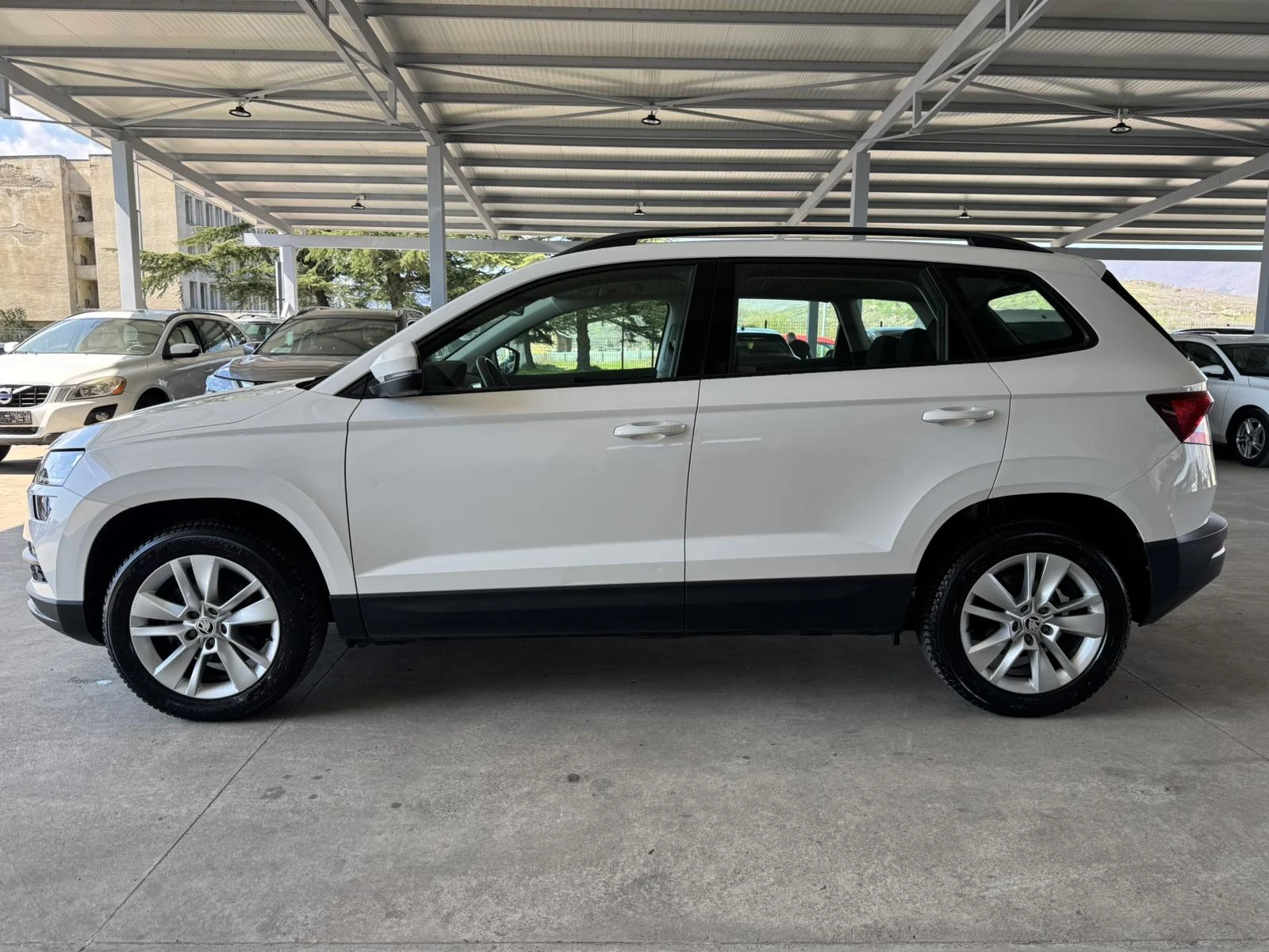 Skoda Karoq 116ps* DSG* DISTRONIC* НАВИ* КОЖА* , снимка 2 - Автомобили и джипове - 54105830