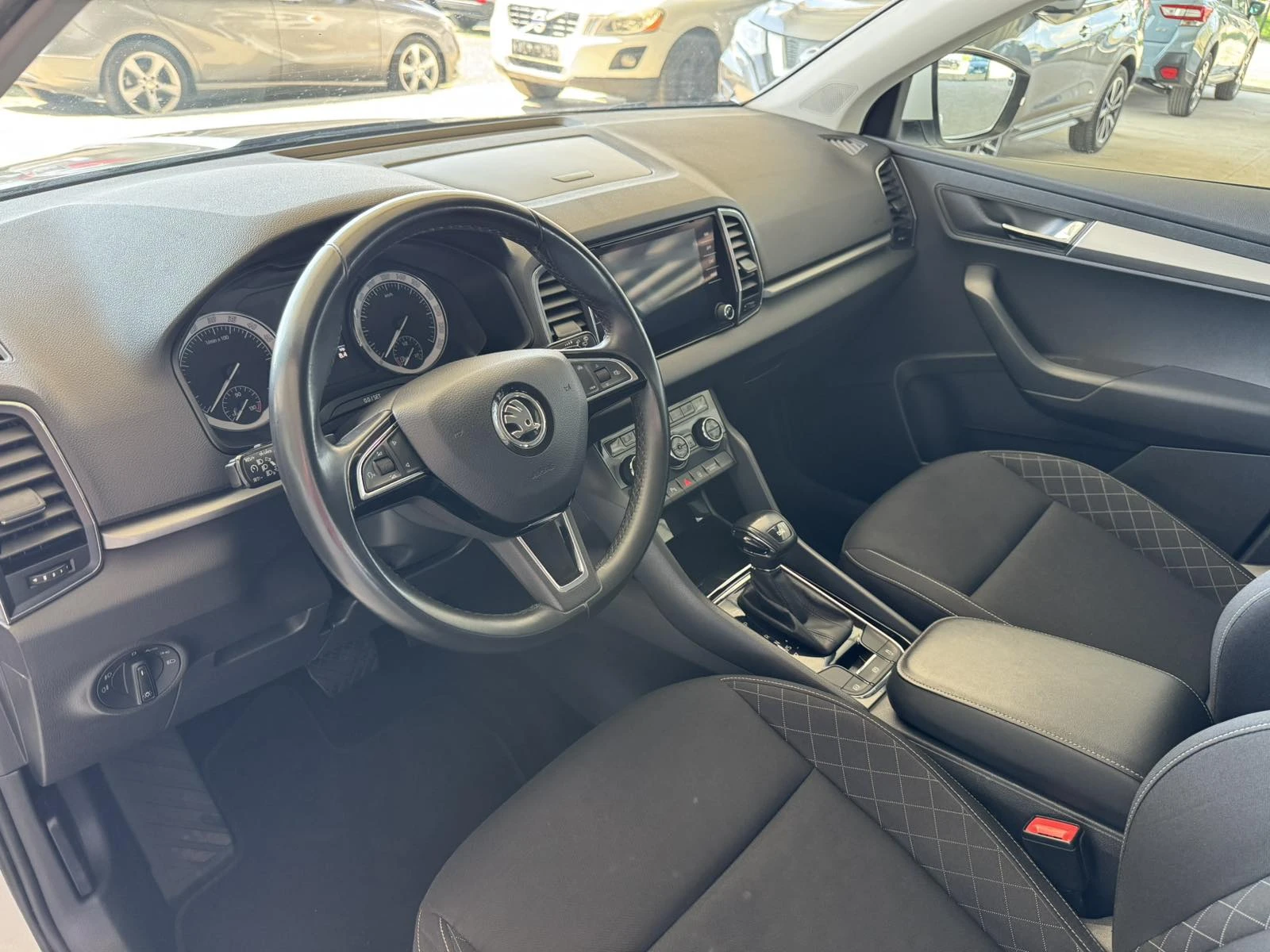 Skoda Karoq 116ps* DSG* DISTRONIC* НАВИ* КОЖА* , снимка 9 - Автомобили и джипове - 54105830