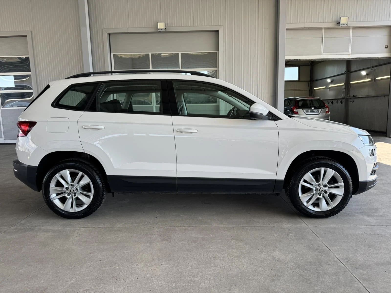 Skoda Karoq 116ps* DSG* DISTRONIC* НАВИ* КОЖА* , снимка 6 - Автомобили и джипове - 54105830