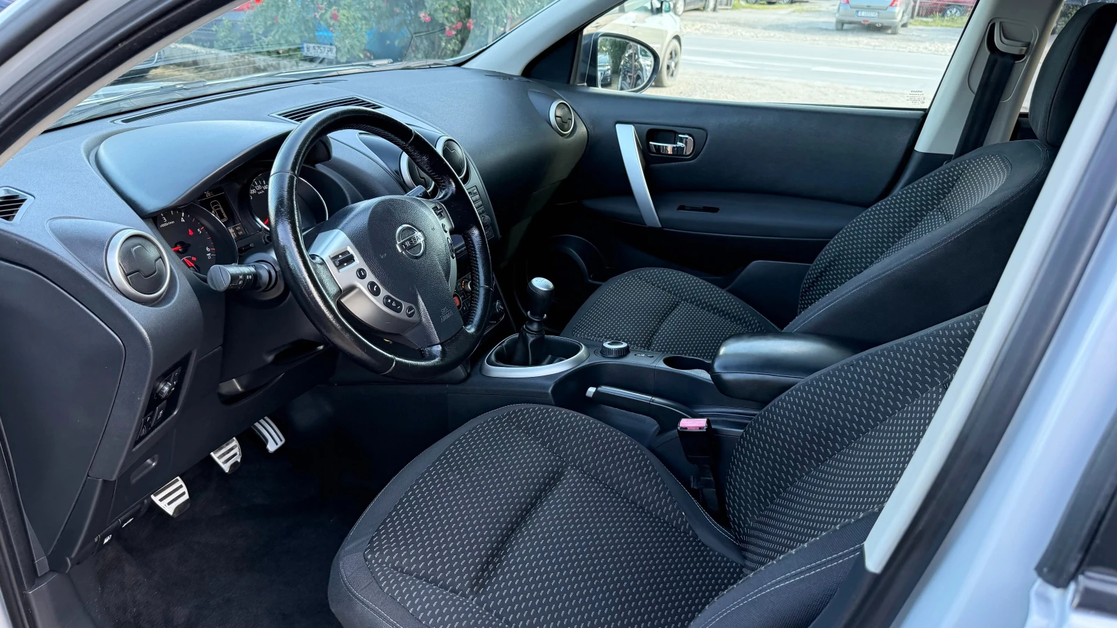 Nissan Qashqai 2.0dci 4x4 НАВИ ПАНОРАМА, снимка 7 - Автомобили и джипове - 54973772