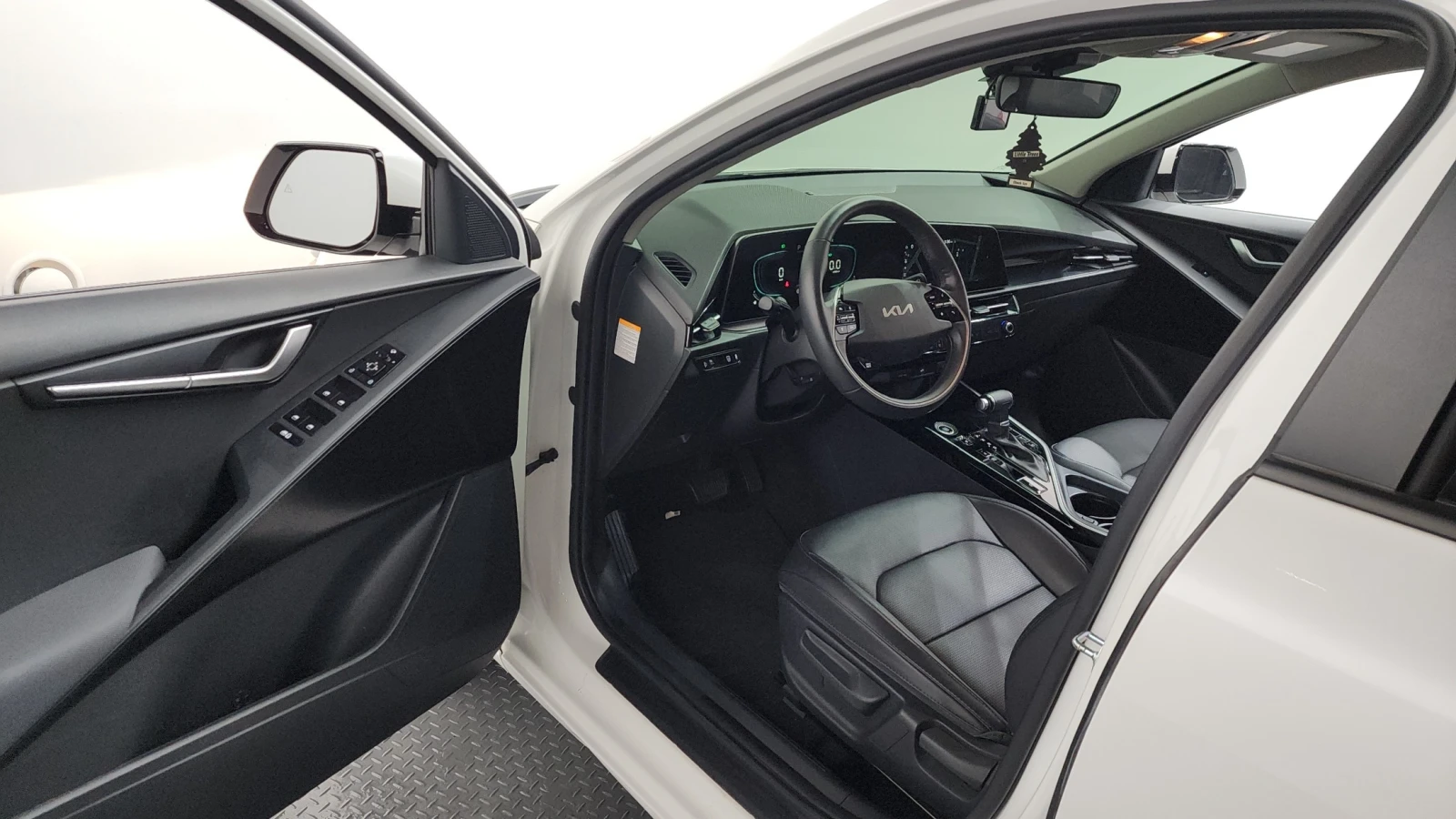 Kia Niro 1.6 Hybrid Trendy | Distronic | Навигация | Камера, снимка 10 - Автомобили и джипове - 55327937