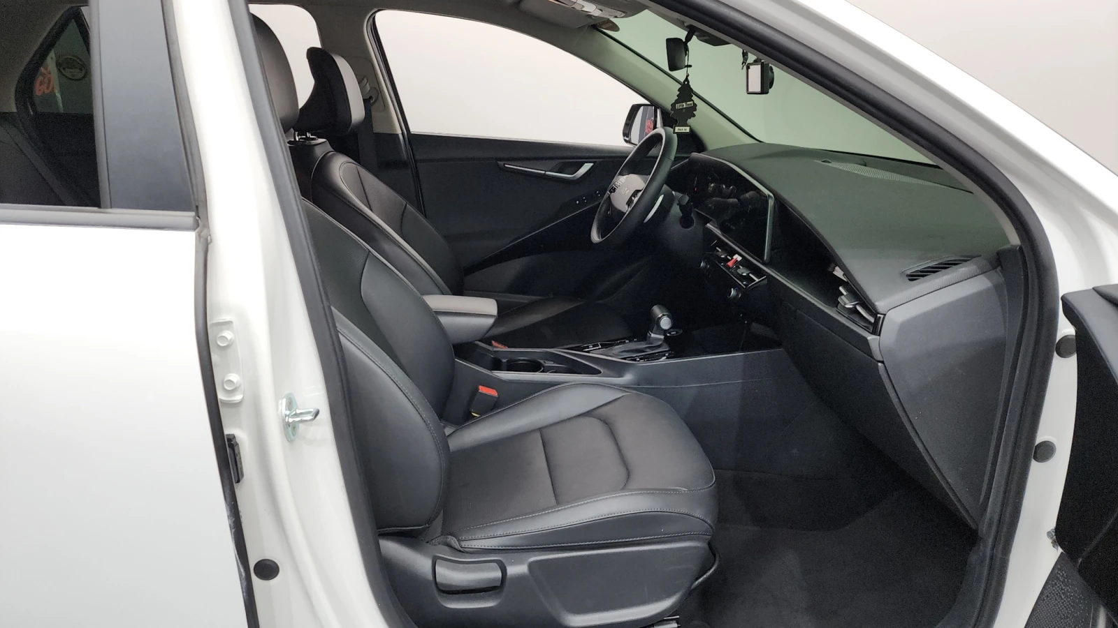 Kia Niro 1.6 Hybrid Trendy | Distronic | Навигация | Камера, снимка 17 - Автомобили и джипове - 55327937