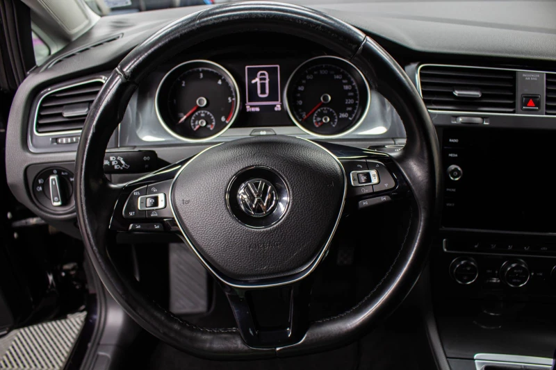 VW Golf 2.0 TDI, 150к.с. / ACC / Line assist, снимка 8 - Автомобили и джипове - 52275440