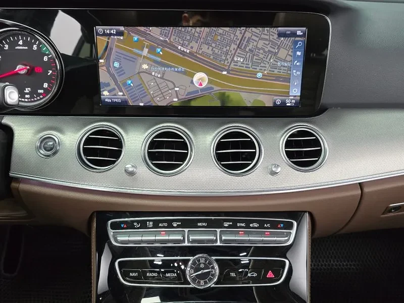 Mercedes-Benz E 200 Avantgarde, снимка 16 - Автомобили и джипове - 55689901