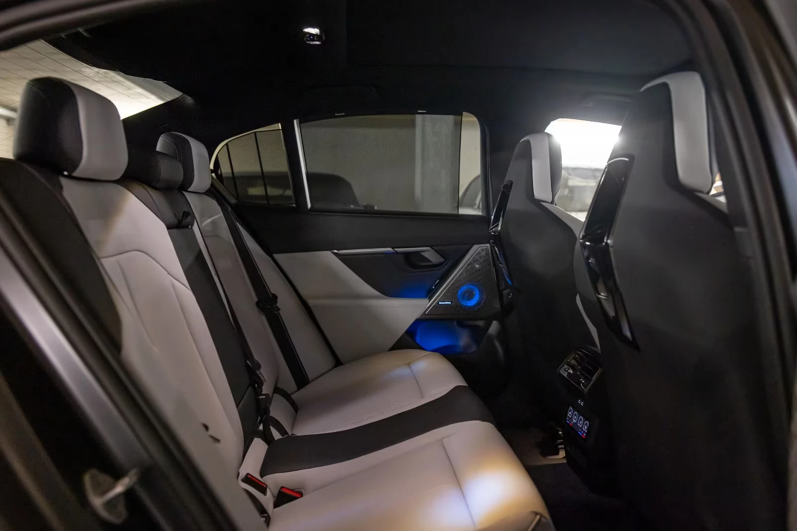 BMW M5 Ceramic* Carbon* M-DriversPack* B&W | Mobile.bg   12