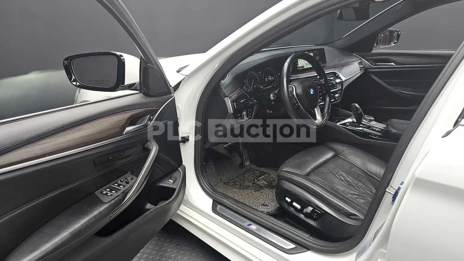 BMW 530 XDRIVE M SPORT + HEAD UP/360/PANO/FULL, снимка 9 - Автомобили и джипове - 55282145