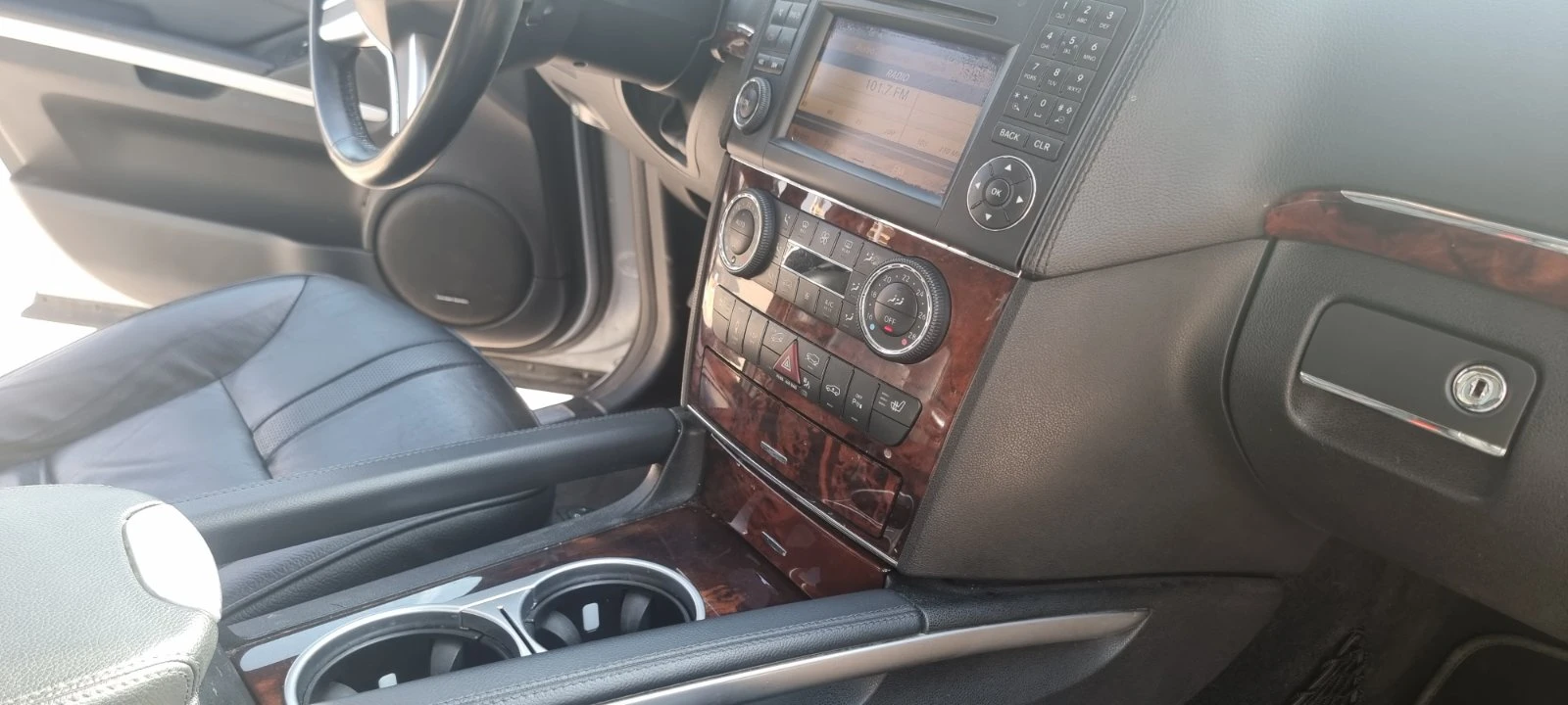 Mercedes-Benz ML 550 * AMG* 5.5 V8* 388HP* KLESS* HARMAN KARDON* CARFAX, снимка 11 - Автомобили и джипове - 55736322