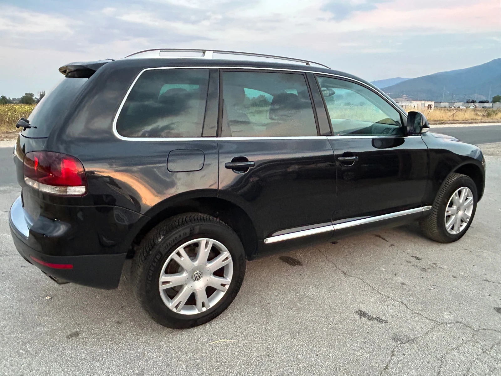VW Touareg 2.5 TDI АВТОМАТ/НАВИ/КОЖА, снимка 4 - Автомобили и джипове - 55661922