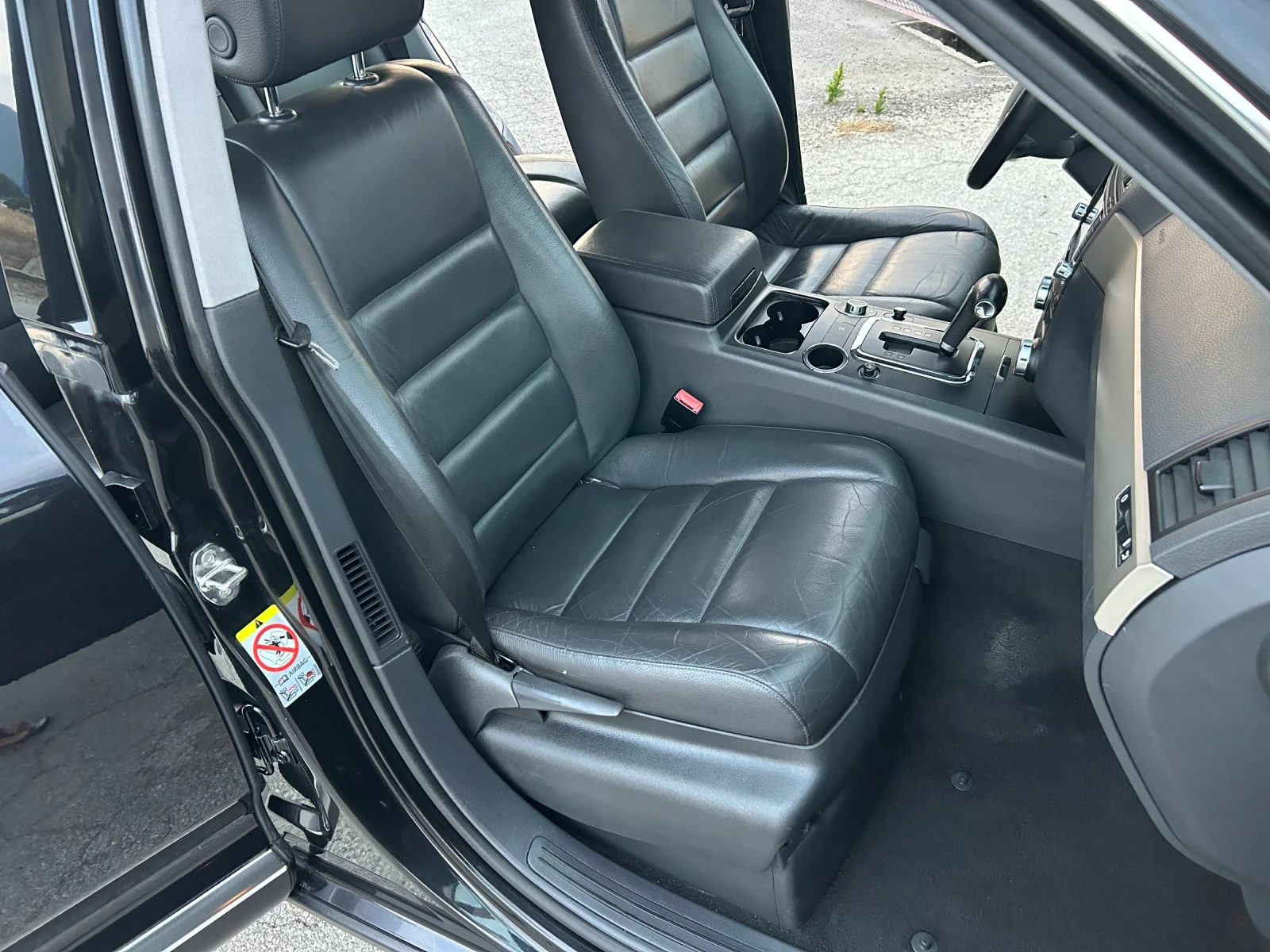 VW Touareg 2.5 TDI АВТОМАТ/НАВИ/КОЖА, снимка 14 - Автомобили и джипове - 55661922