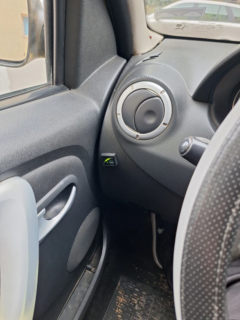 Dacia Logan, снимка 8 - Автомобили и джипове - 52636711