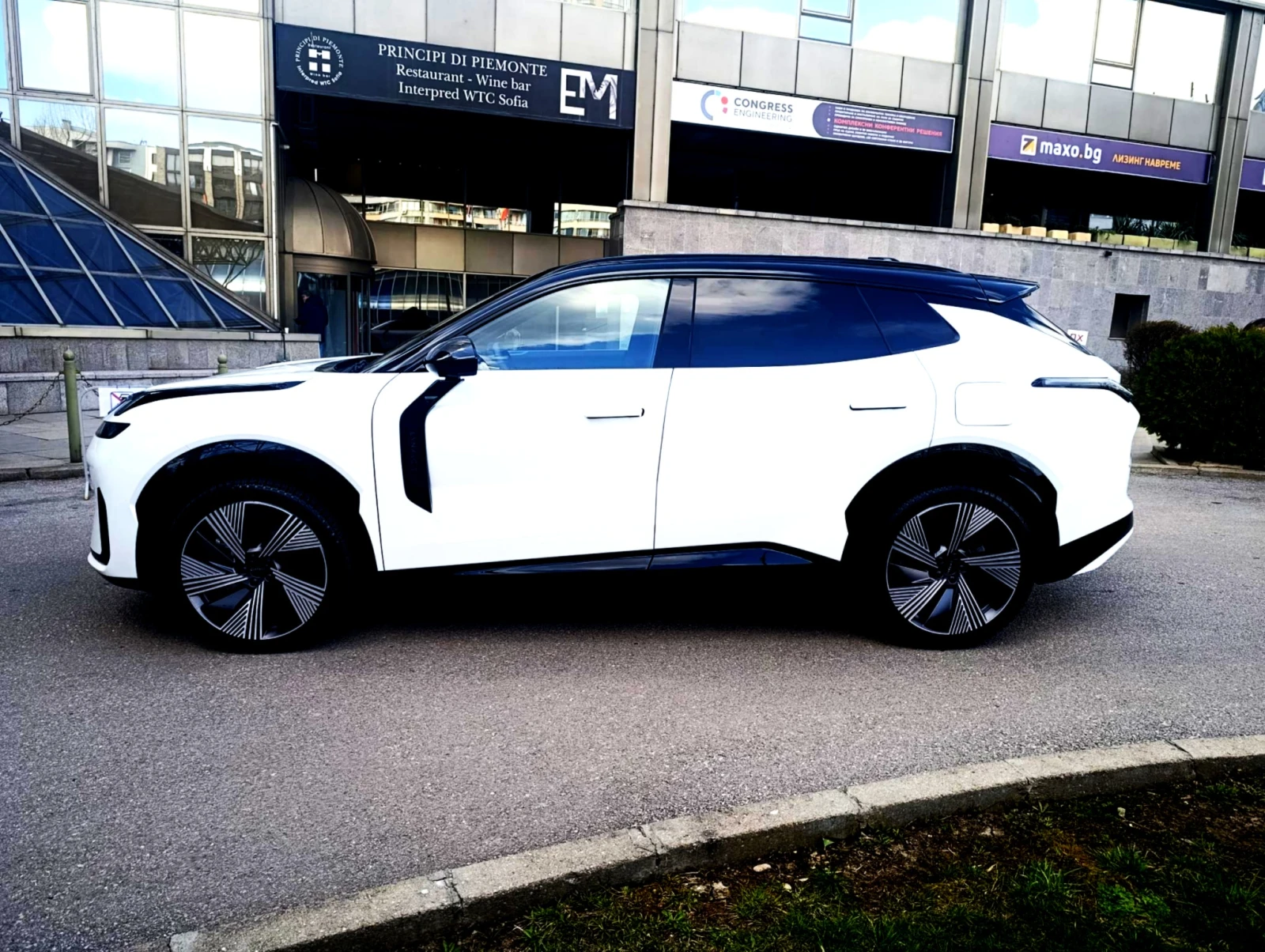 LynkCo 08 MORE Plug In Hybrid / Пробег 12 000 км., снимка 2 - Автомобили и джипове - 54035770