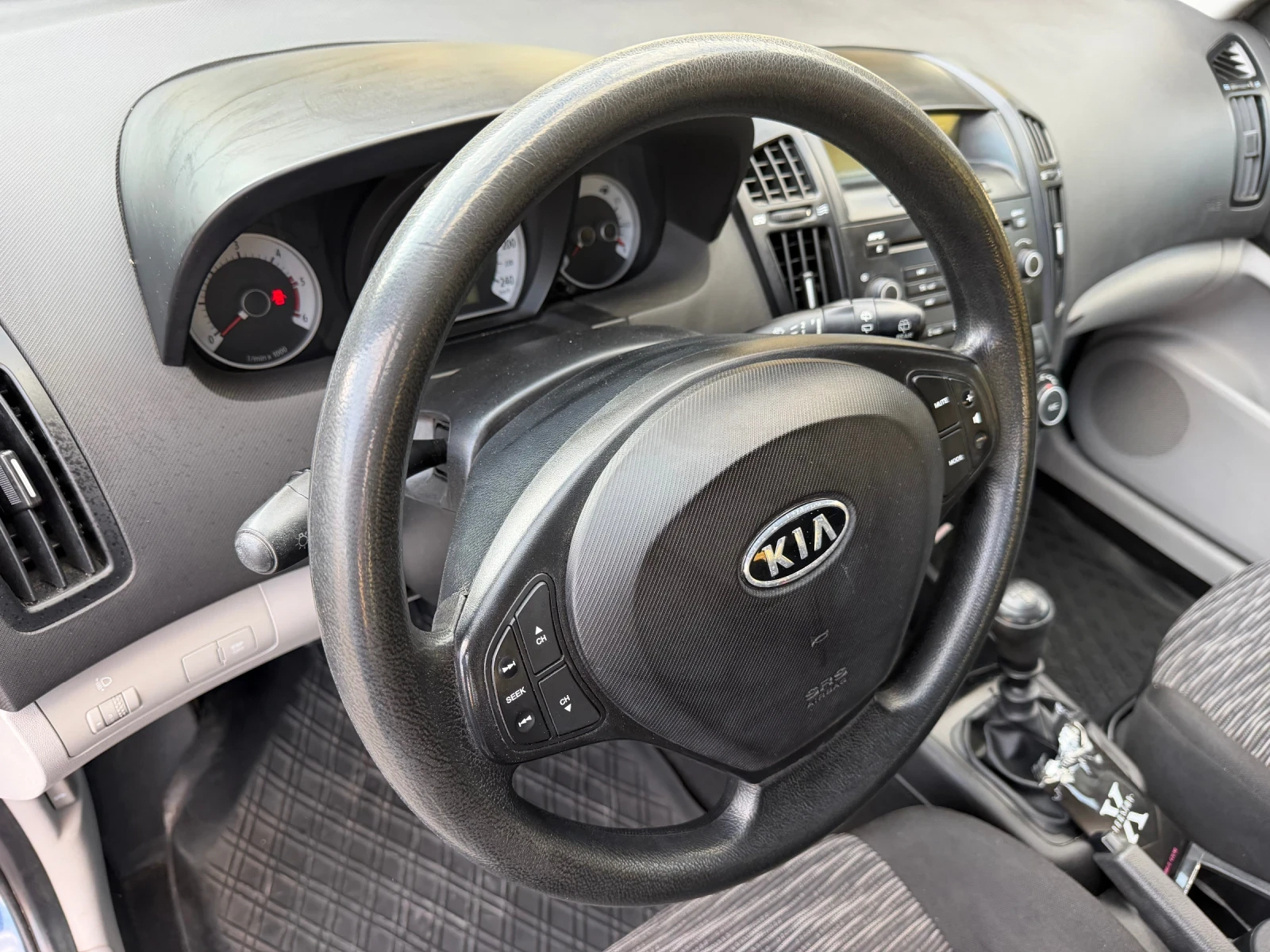 Kia Ceed 1.6CRDI* KLIMA* REALNI KM* , снимка 9 - Автомобили и джипове - 56437541