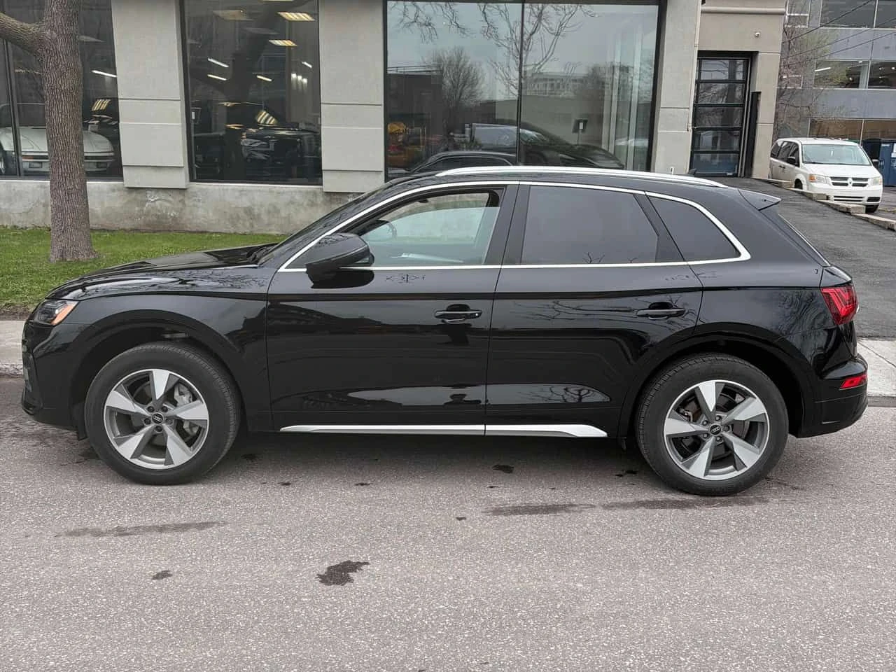 Audi Q5 Komfort| ПОДГРЕВИ| DISTRONIC| 2 КЛЮЧА| CARFAX, снимка 2 - Автомобили и джипове - 54529043
