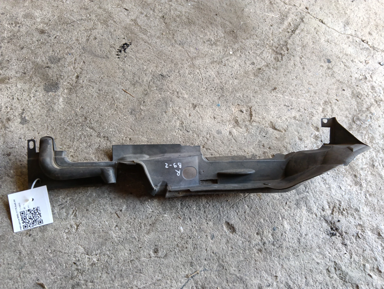 кора дясна 8W0821170 Audi A4