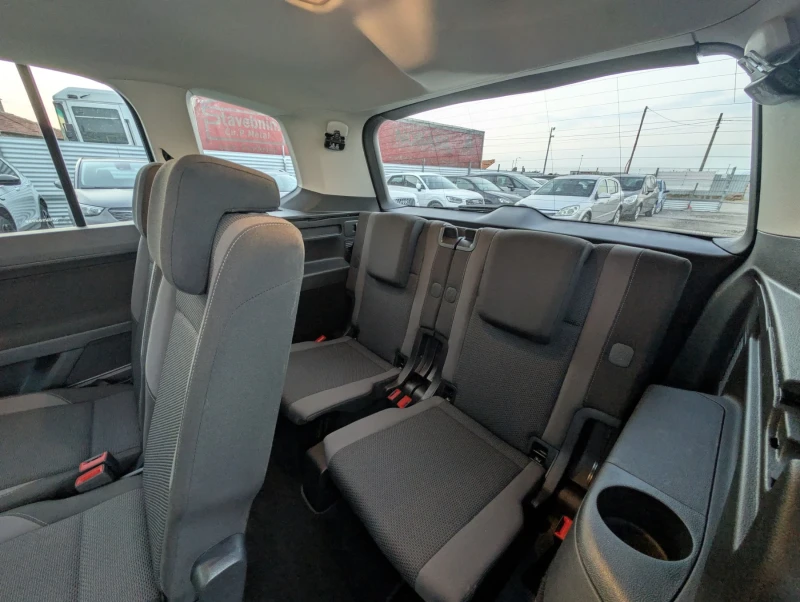 VW Touran 1.6TDI 146х.км УНИКАТ 6+ 1, снимка 13 - Автомобили и джипове - 52338327
