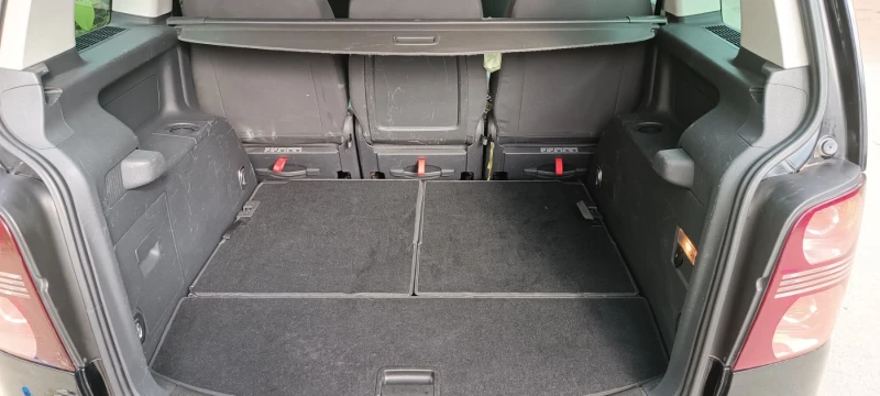 VW Touran 7 местен, снимка 15 - Автомобили и джипове - 51549667