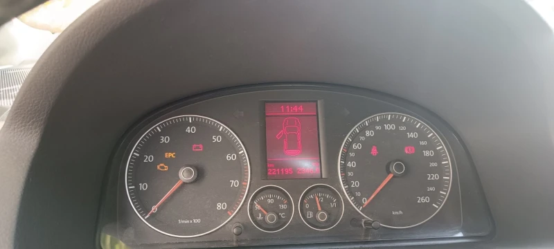 VW Touran 7 местен, снимка 6 - Автомобили и джипове - 51549667