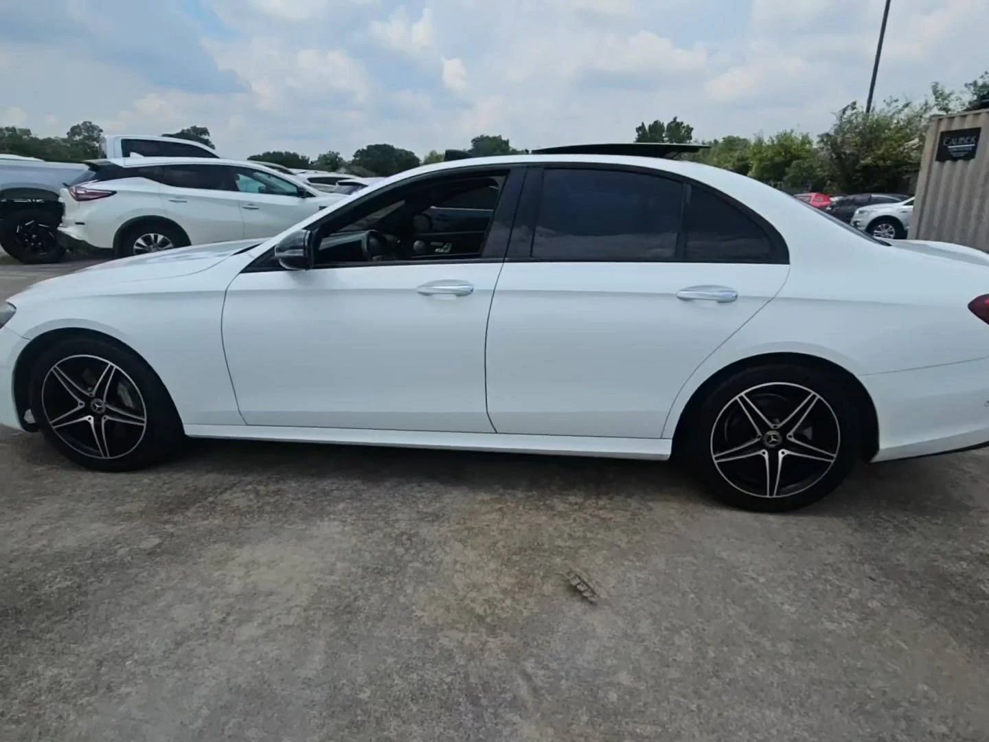Mercedes-Benz E 300 AMG* DIGITAL* PANO* BURMASTER* NIGHT PACK* KEYLESS - изображение 2
