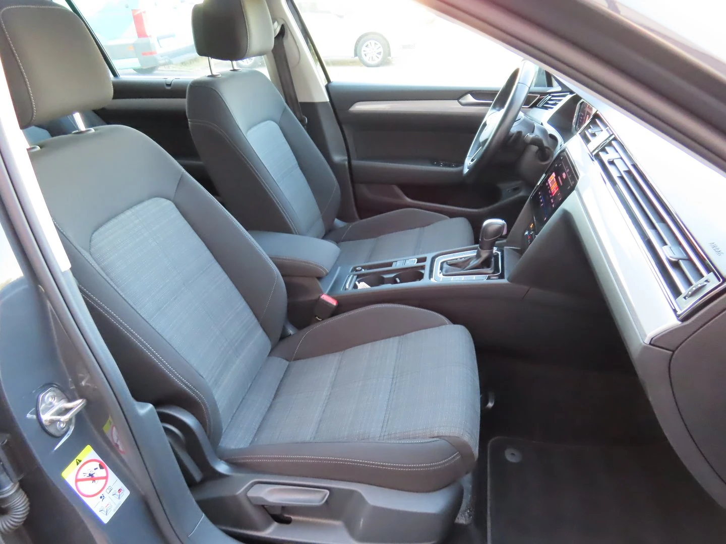 VW Passat Business 2.0 TDI SCR DSG - изображение 8