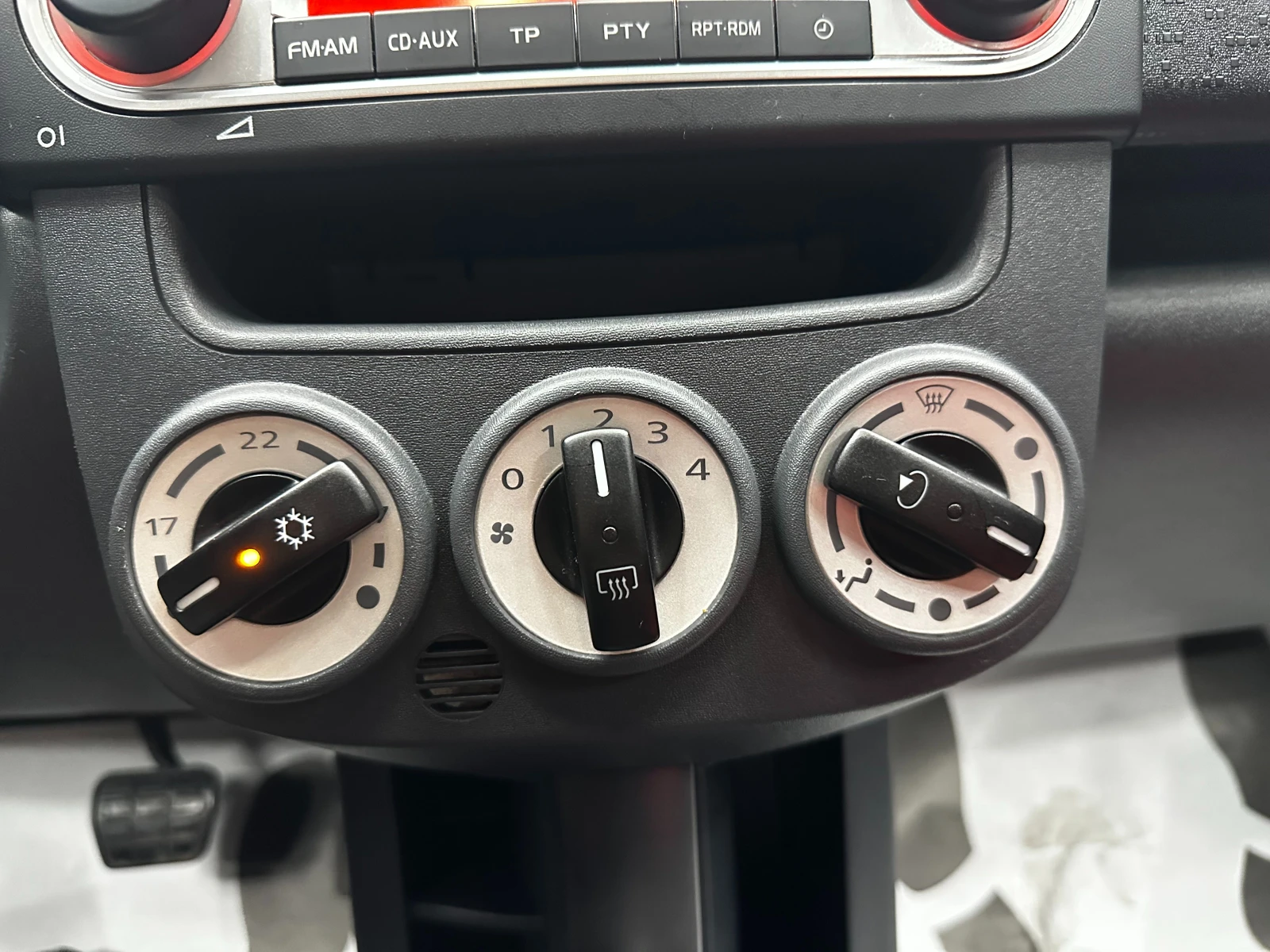 Mitsubishi Colt 1.3i 95 к.с./Автомат, снимка 13 - Автомобили и джипове - 55950541